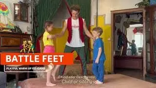 Standbild aus dem Warm-up BATTLEFEET: John und zwei Kinder stehen sich zum Fußduell gegenüber