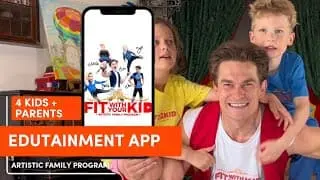 Standbild aus dem Einführungsvideo: John mit drei Kindern, davor das Handy mit der FiTwithYourKiD-App