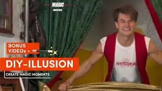 Standbild aus der Zauber-Lektion: John zeigt einen Trick in die Kamera
