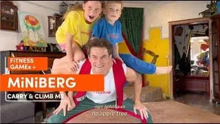 Standbild aus dem Fitness-Game MiNiBERG: ein Kind klettert an John hoch wie an einem Berg