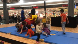 Kinderakrobatik Event Traibner und Show Acrobatik Duo für Familien Veranstaltungen