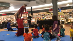 Kinderakrobatik Event Trainer Jim&John und Show Acrobatik Duo für Familien Veranstaltungen