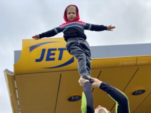 JET Acrobatic Artist- Kids Edutainment Programm-Family from BERLINJohn.de