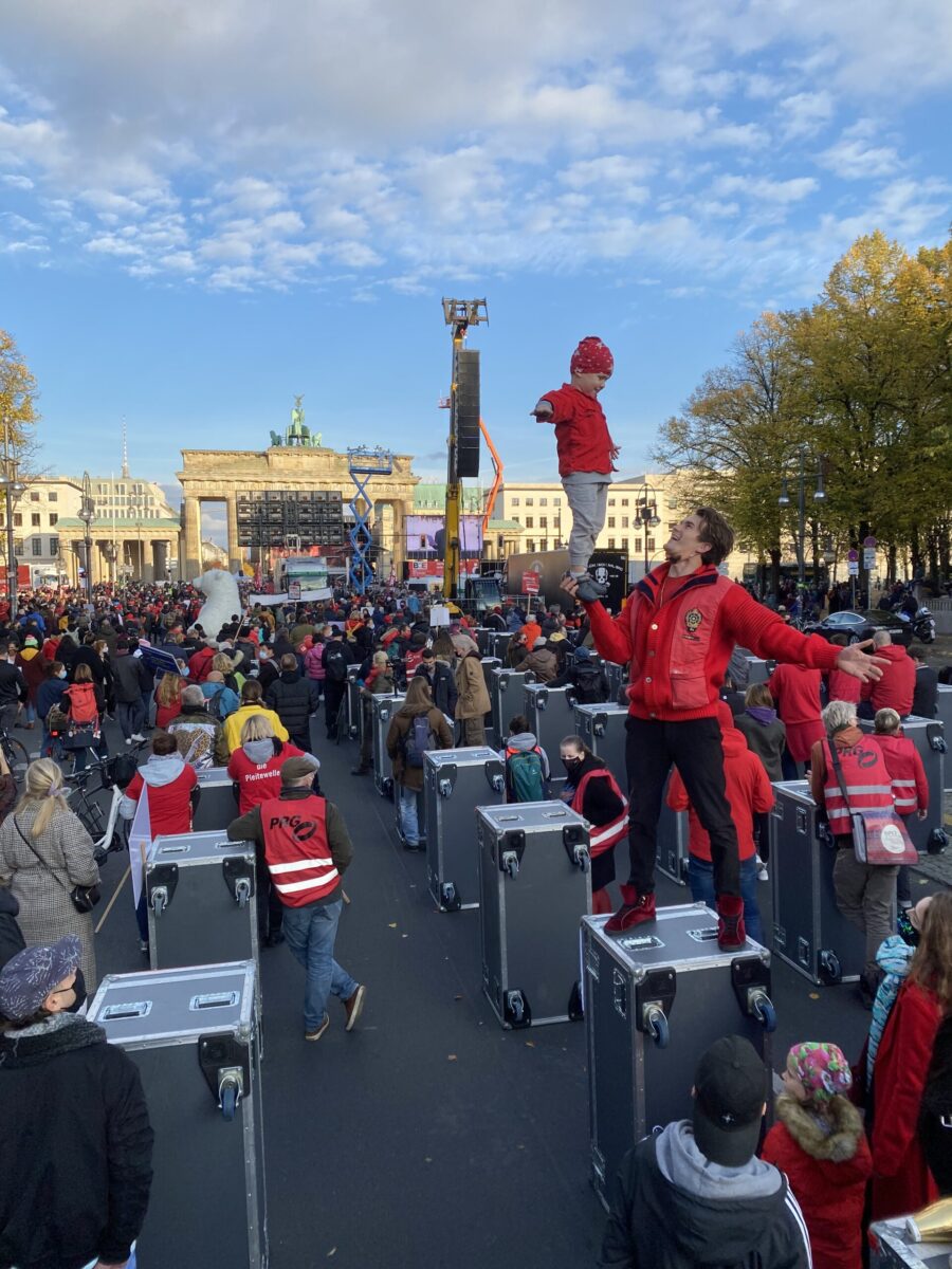 Acrobatic Artist-Family from BERLINJohn.de AlarmstufeRot Moderation