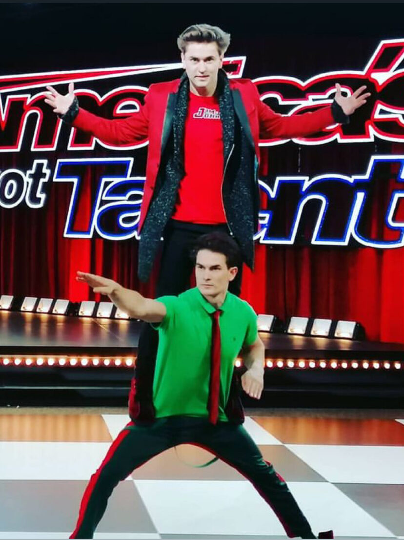 SHOWBOOK pdf Portfolio BERLINJOHN Acrobatic Family Show ACTOR with Jim&John